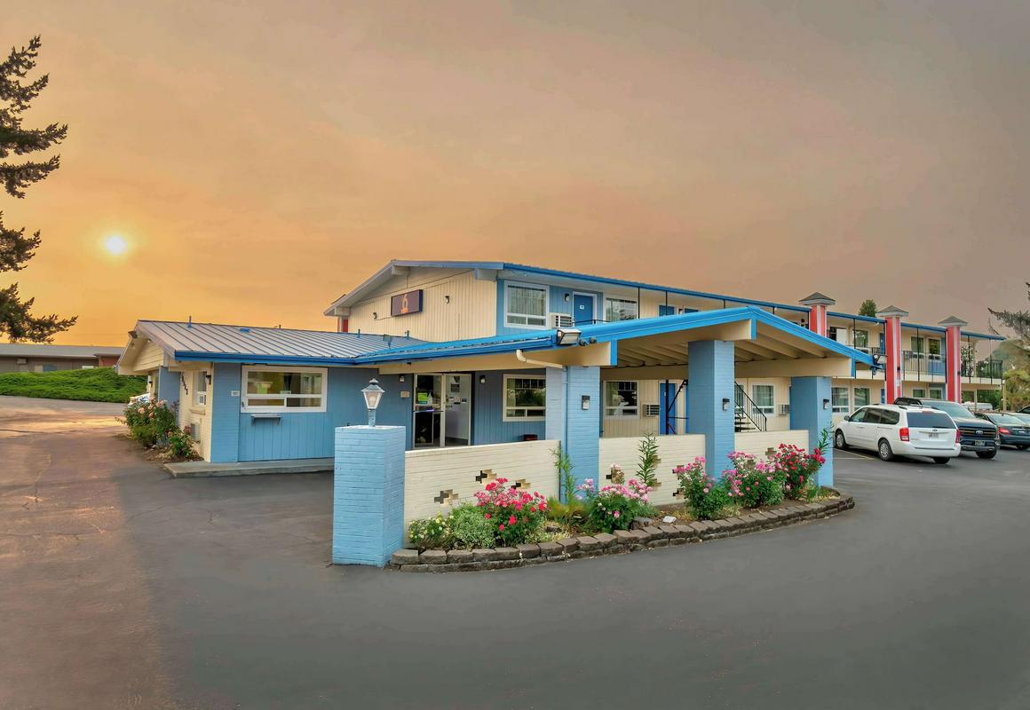 Studio 6 Suites Albany, OR hotel hero