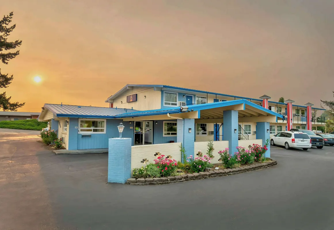 Studio 6 Suites Albany, OR hotel hero