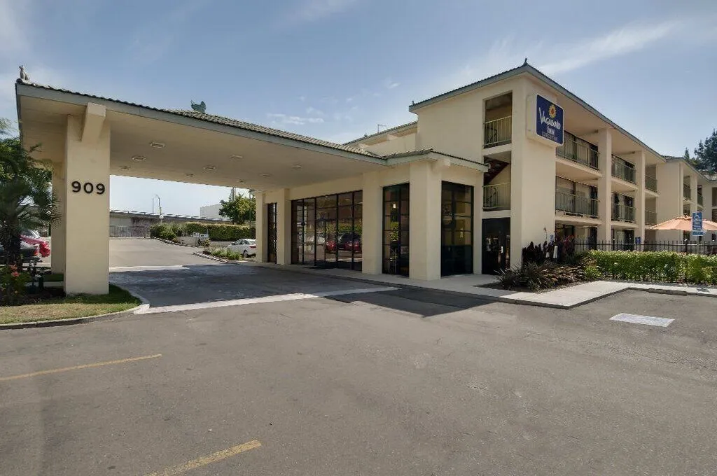 Vagabond Inn Executive Old Town hotel hero