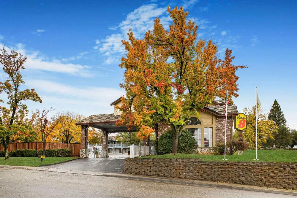 Super 8 by Wyndham Auburn hotel hero