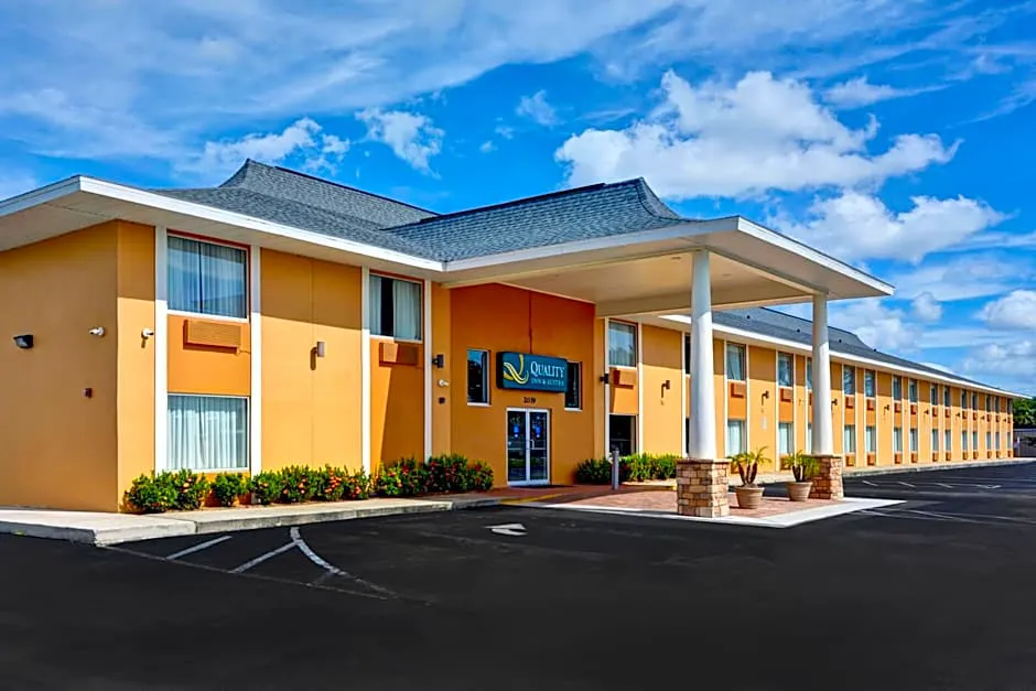 Quality Inn & Suites Heritage Park hotel hero