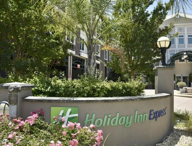 Holiday Inn Express® Windsor Sonoma Wine Country by IHG hotel detail image 3