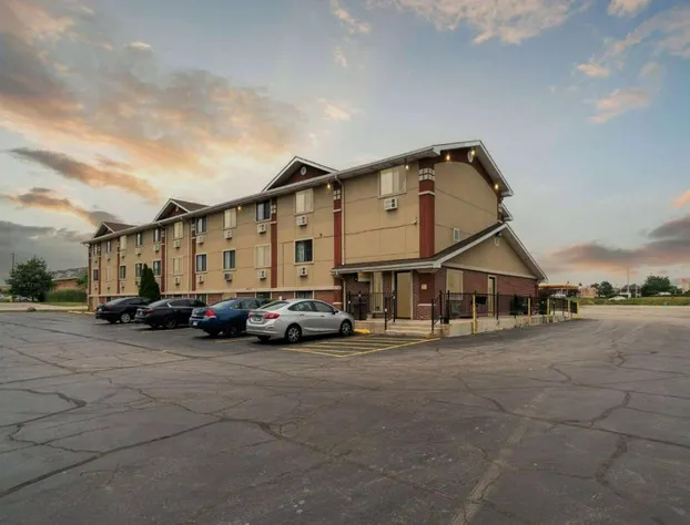 Super 8 by Wyndham Kenosha/Pleasant Prairie hotel detail image 1