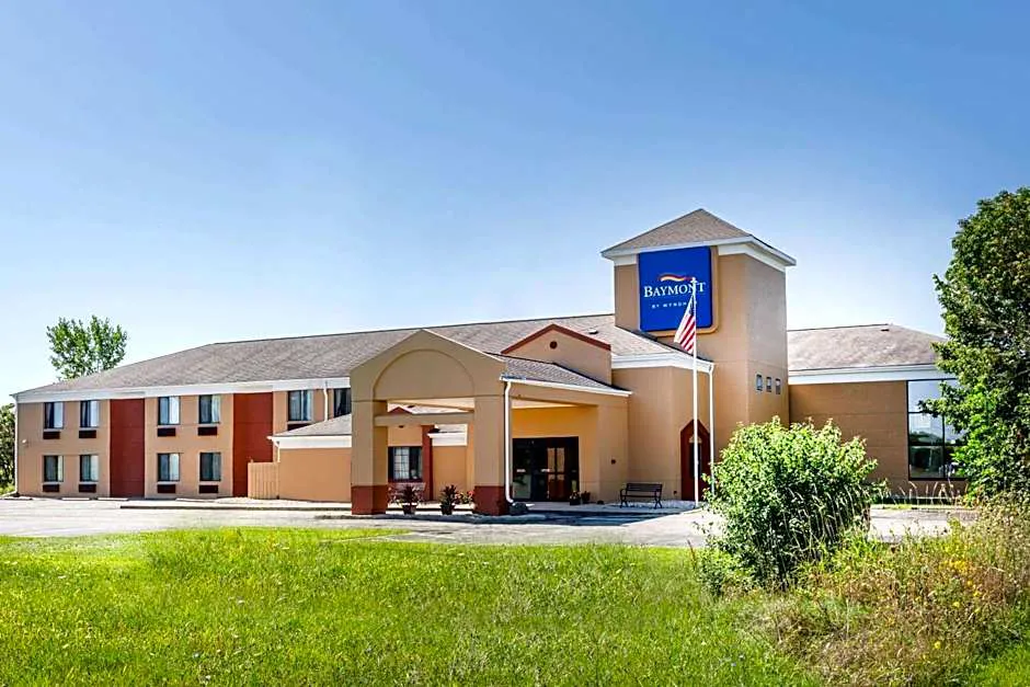 Baymont Inn & Suites by Wyndham Mukwonago hotel hero