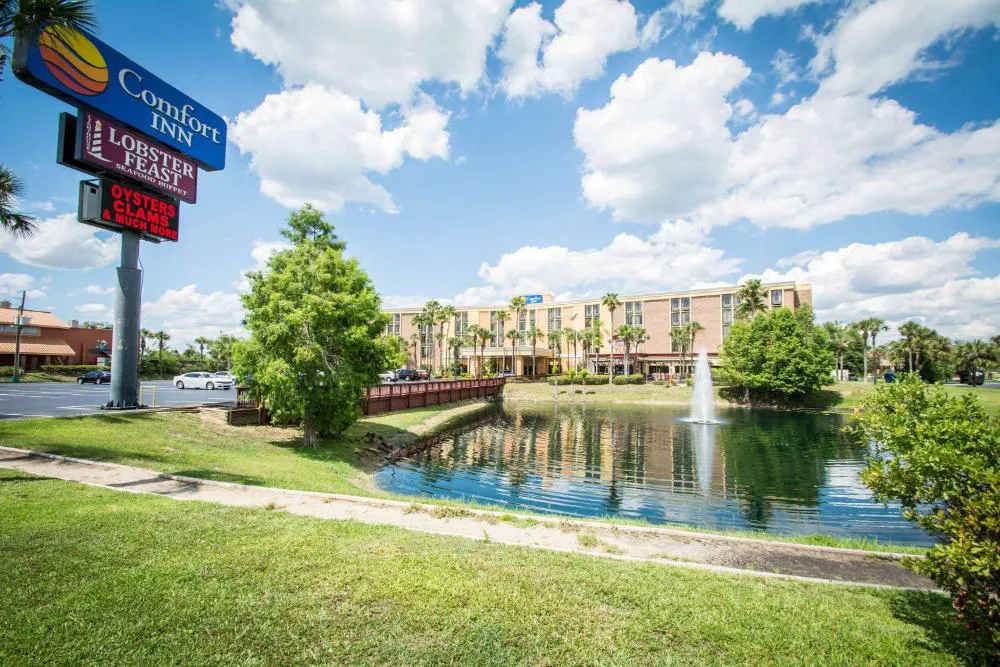 Comfort Inn & Suites Kissimmee by the Parks hotel hero