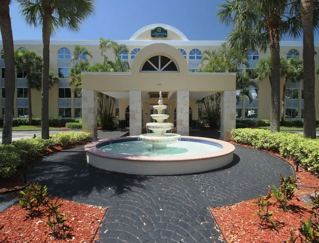 La Quinta Inn & Suites by Wyndham Deerfield Beach I-95 hotel detail image 3