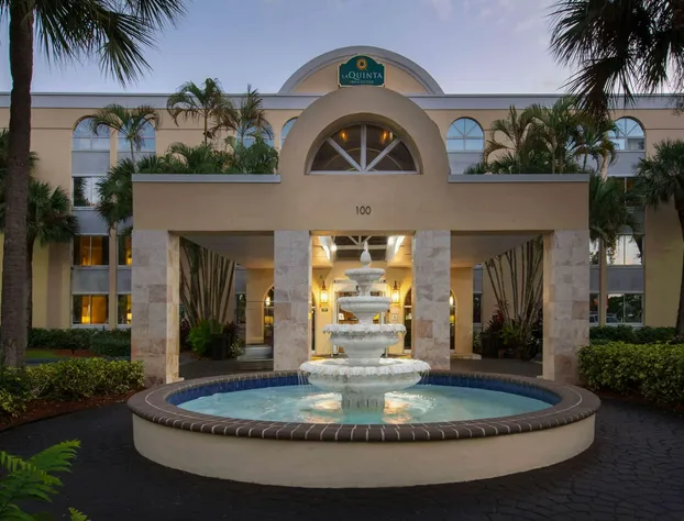 La Quinta Inn & Suites by Wyndham Deerfield Beach I-95 hotel detail image 4