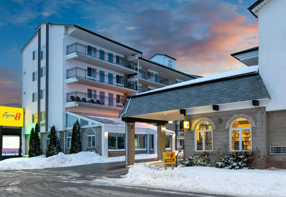 Super 8 by Wyndham Niagara Falls by the Falls hotel hero
