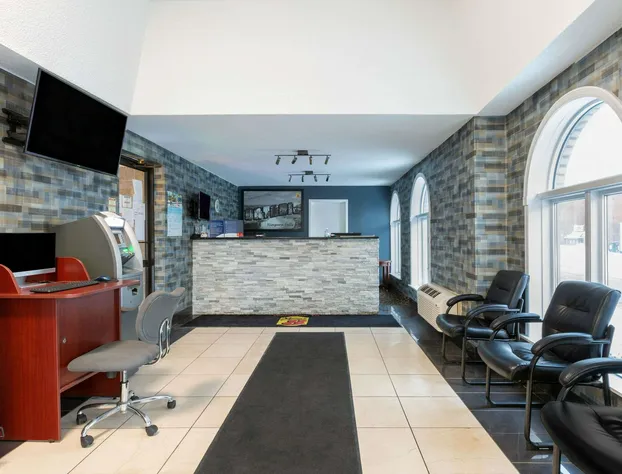 Super 8 by Wyndham Niagara Falls by the Falls hotel detail image 2