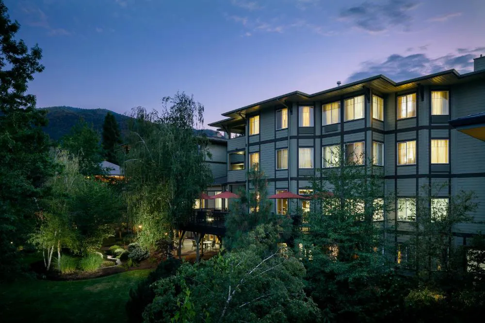 Plaza Inn & Suites at Ashland Creek hotel hero