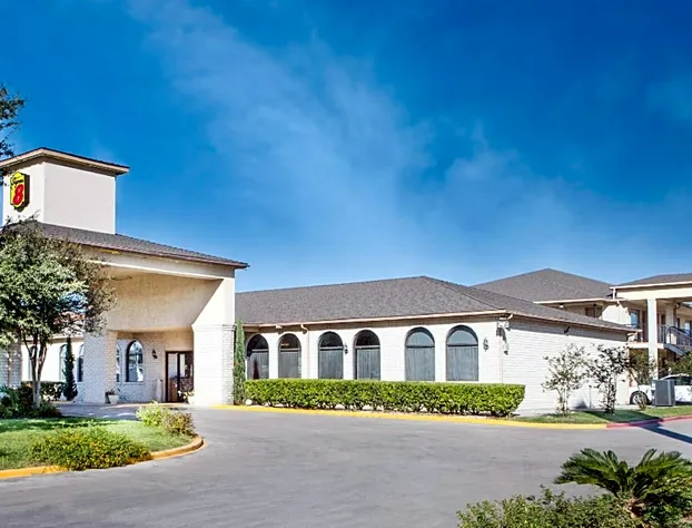 Super 8 by Wyndham San Antonio at I-10 hotel detail image 1