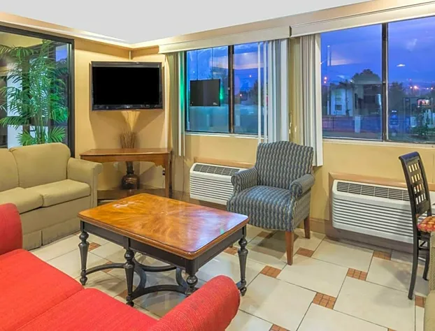 Super 8 by Wyndham Hartford hotel detail image 2