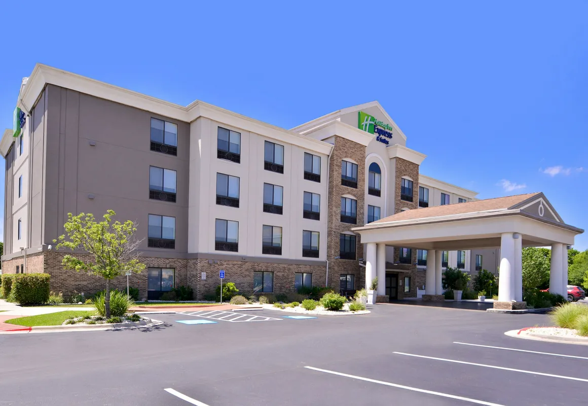 Holiday Inn Express & Suites Selma by IHG hotel hero