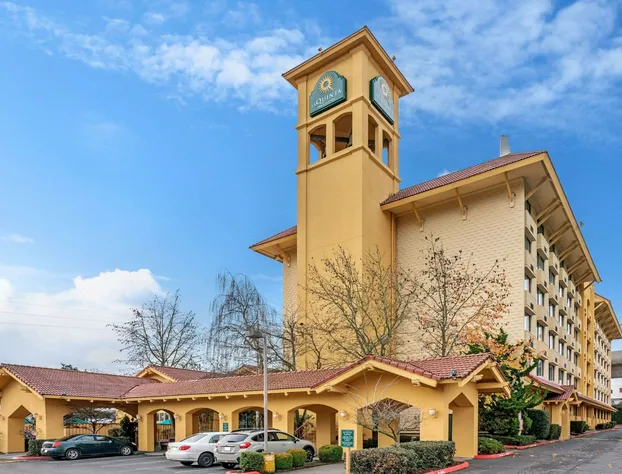 La Quinta Inn & Suites by Wyndham Seattle Sea-Tac Airport hotel detail image 2
