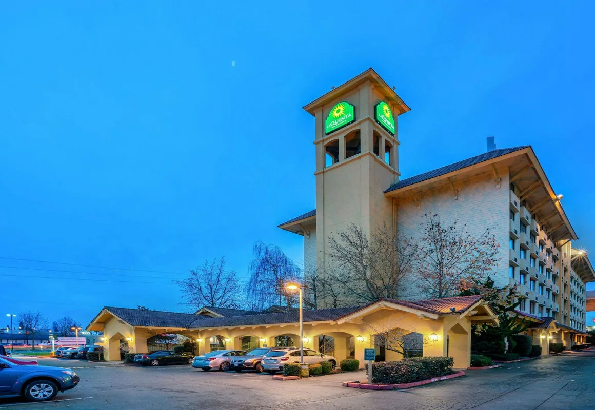 La Quinta Inn & Suites by Wyndham Seattle Sea-Tac Airport hotel hero