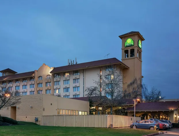 La Quinta Inn & Suites by Wyndham Seattle Sea-Tac Airport hotel detail image 1