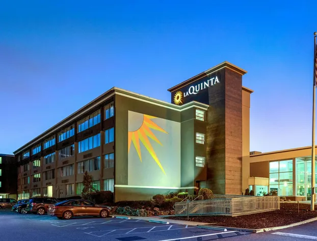 La Quinta Inn & Suites by Wyndham Clifton/Rutherford hotel detail image 1