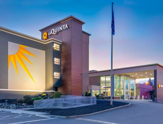 La Quinta Inn & Suites by Wyndham Clifton/Rutherford hotel detail image 2