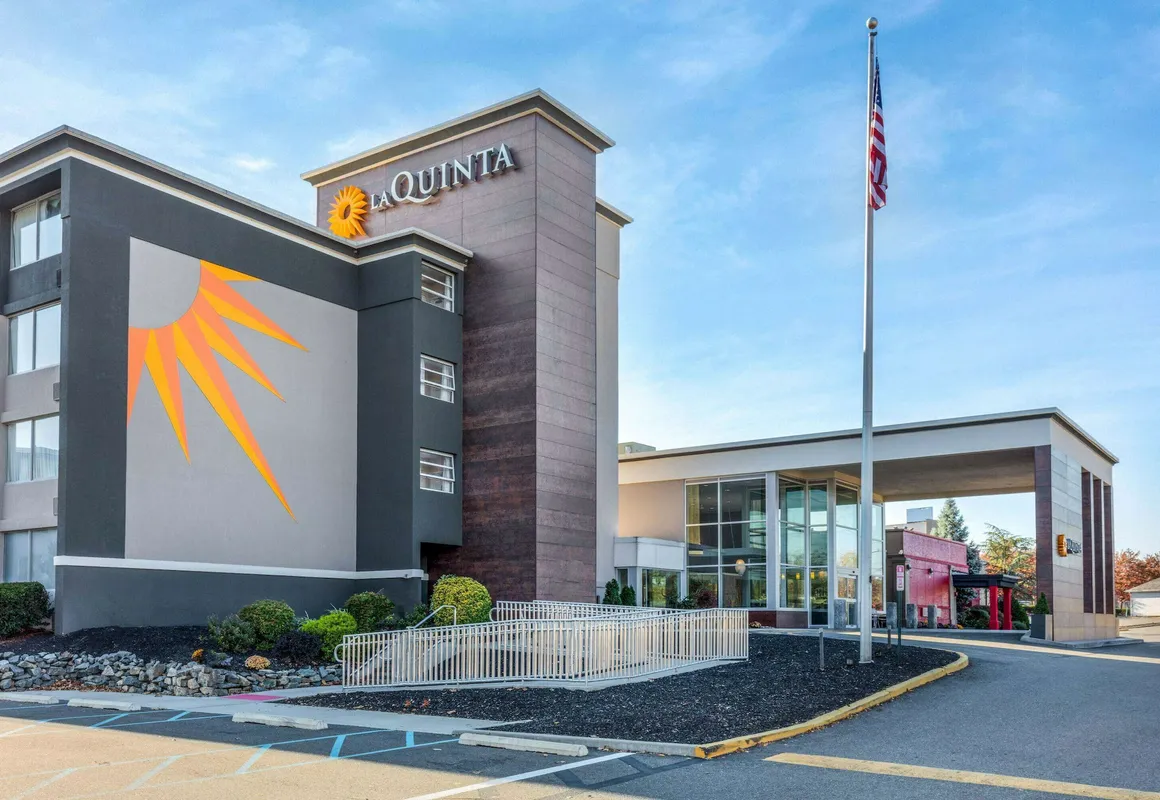 La Quinta Inn & Suites by Wyndham Clifton/Rutherford hotel hero