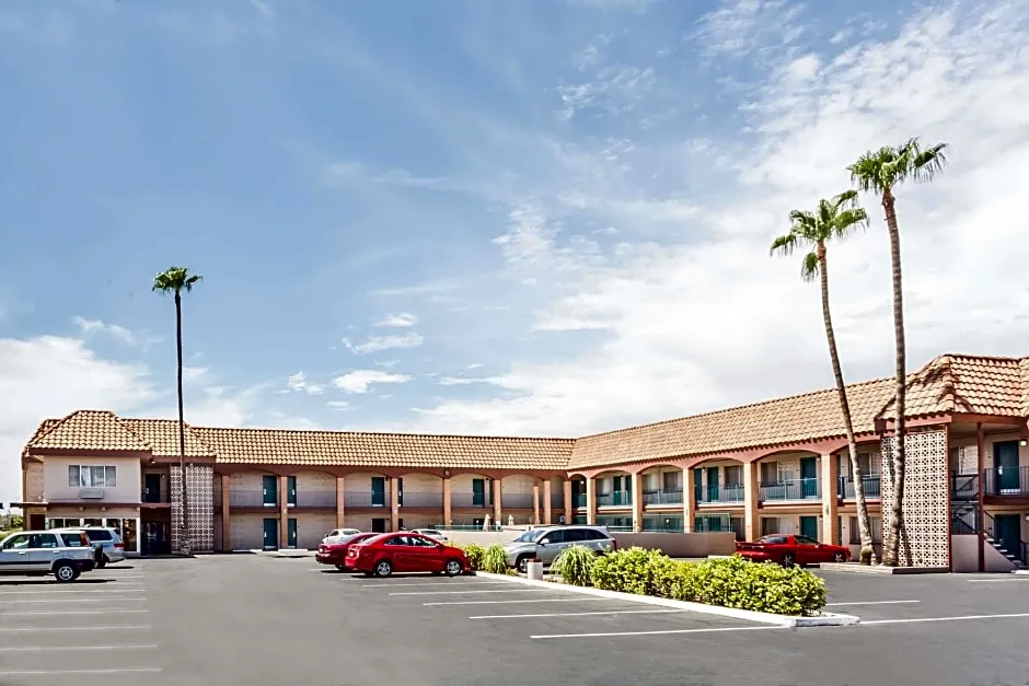 Travelodge by Wyndham Mesa hotel hero