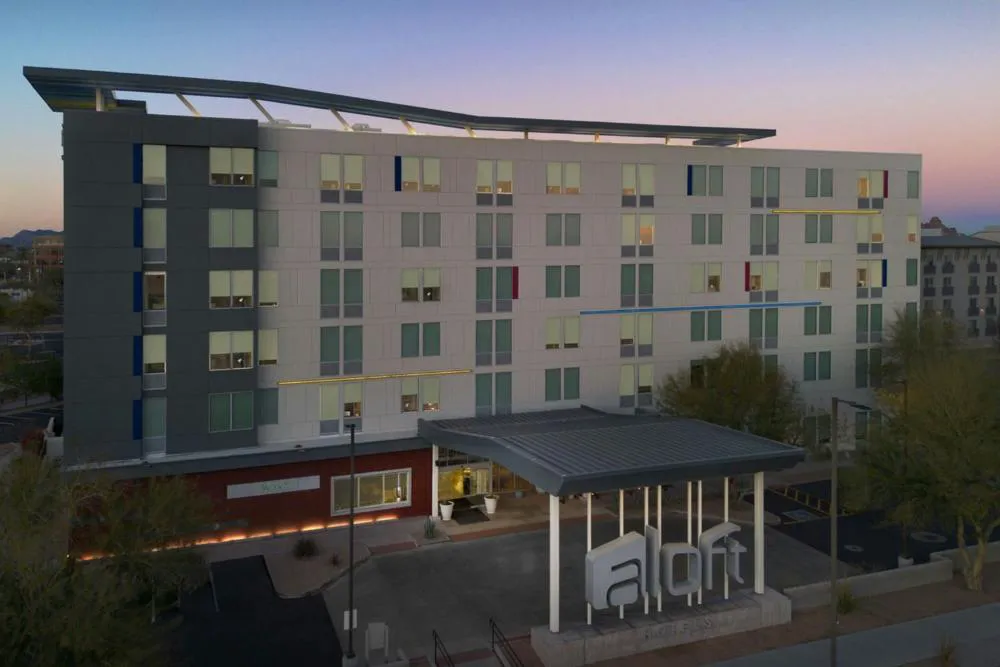 Aloft Phoenix Airport hotel hero
