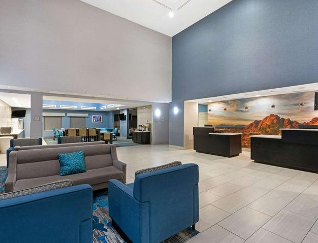 La Quinta Inn & Suites by Wyndham Phoenix I-10 West hotel detail image 2