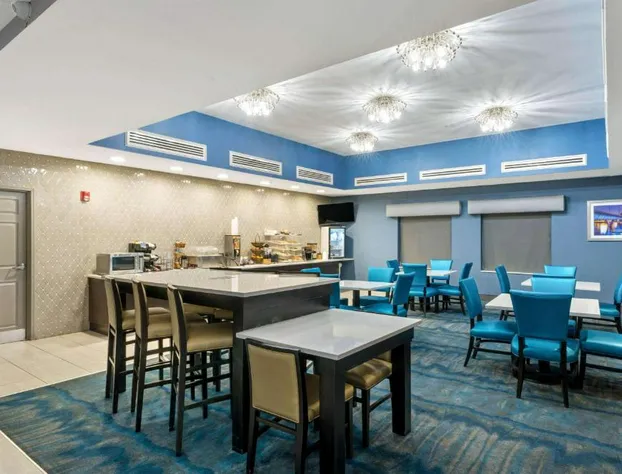 La Quinta Inn & Suites by Wyndham Phoenix I-10 West hotel detail image 2