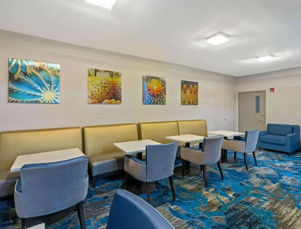 La Quinta Inn & Suites by Wyndham Phoenix I-10 West hotel detail image 4