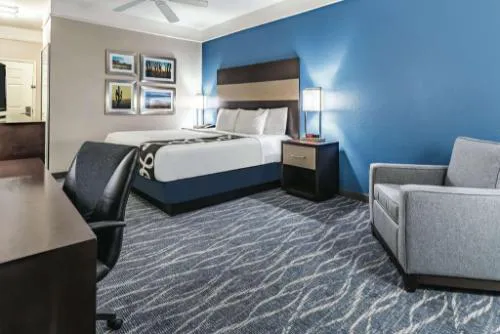 La Quinta Inn & Suites by Wyndham Phoenix I-10 West hotel detail image 3