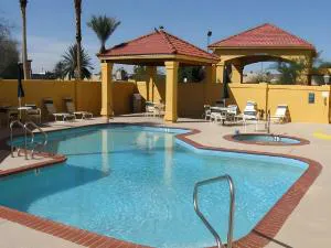 La Quinta Inn & Suites by Wyndham Phoenix I-10 West hotel detail image 4