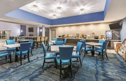 La Quinta Inn & Suites by Wyndham Phoenix I-10 West hotel detail image 1