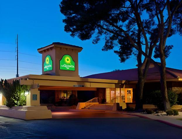 La Quinta Inn & Suites by Wyndham Phoenix North hotel detail image 1