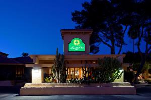 La Quinta Inn & Suites by Wyndham Phoenix North hotel detail image 2