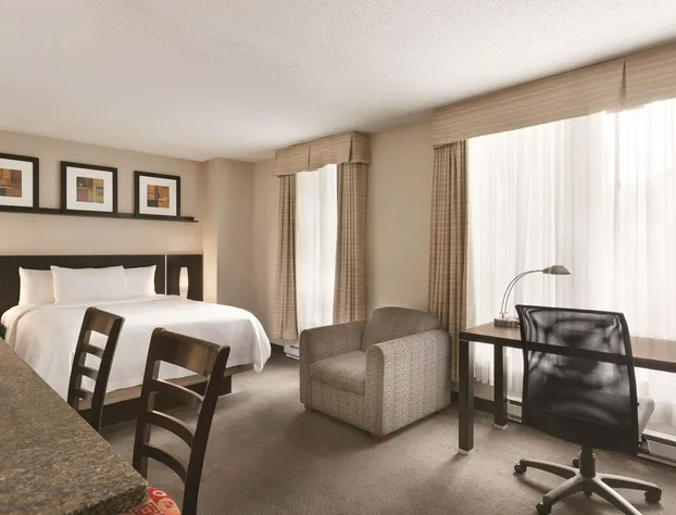 Embassy Suites Montréal by Hilton hotel detail image 3