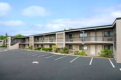 Travelodge by Wyndham Vancouver Lions Gate hotel detail image 3