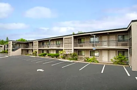 Travelodge by Wyndham Vancouver Lions Gate hotel detail image 4