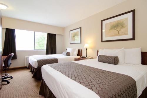 Travelodge By Wyndham Vancouver Lions Gate hotel detail image 1