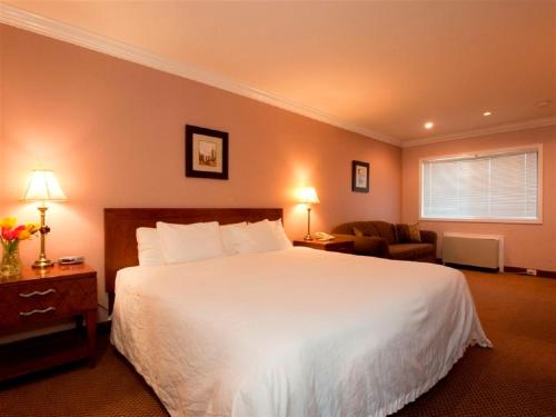 Travelodge By Wyndham Vancouver Lions Gate hotel detail image 4