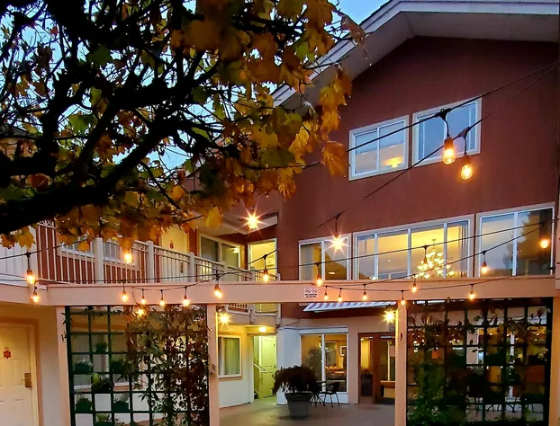 Econo Lodge Inn & Suites hotel detail image 3