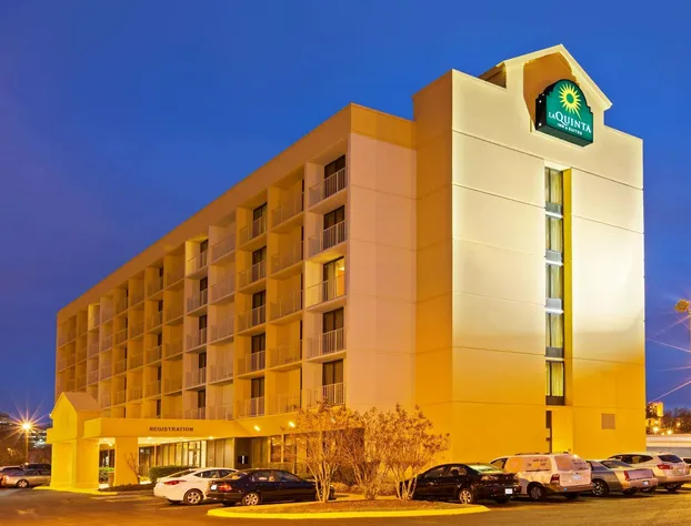 La Quinta Inn & Suites by Wyndham Nashville Airport/Opryland hotel detail image 1