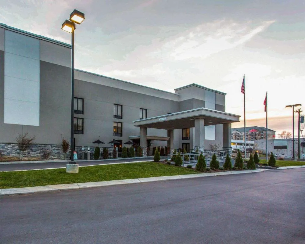 Quality Suites Nashville Airport hotel hero