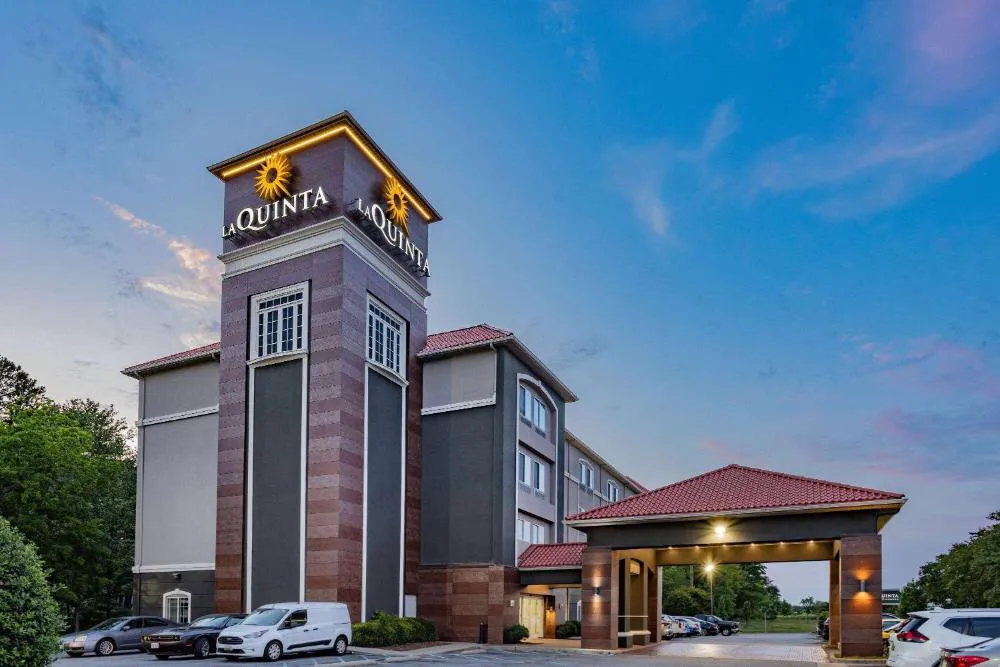 La Quinta Inn & Suites by Wyndham Norfolk hotel hero