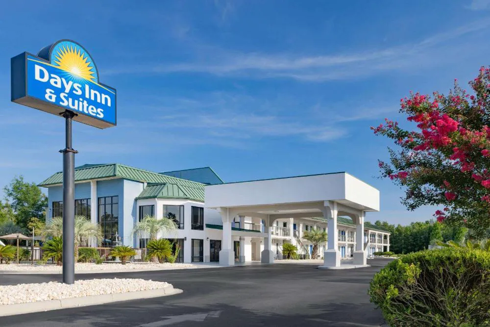 Days Inn & Suites by Wyndham Savannah Midtown hotel hero