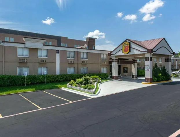 Super 8 by Wyndham Grand Prairie North hotel detail image 2