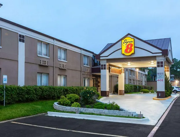 Super 8 by Wyndham Grand Prairie North hotel detail image 3