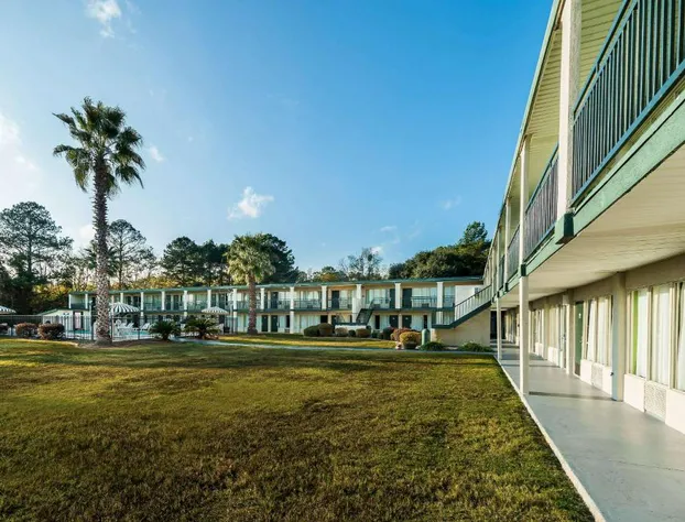 Days Inn by Wyndham Richmond Hill/Savannah hotel detail image 1