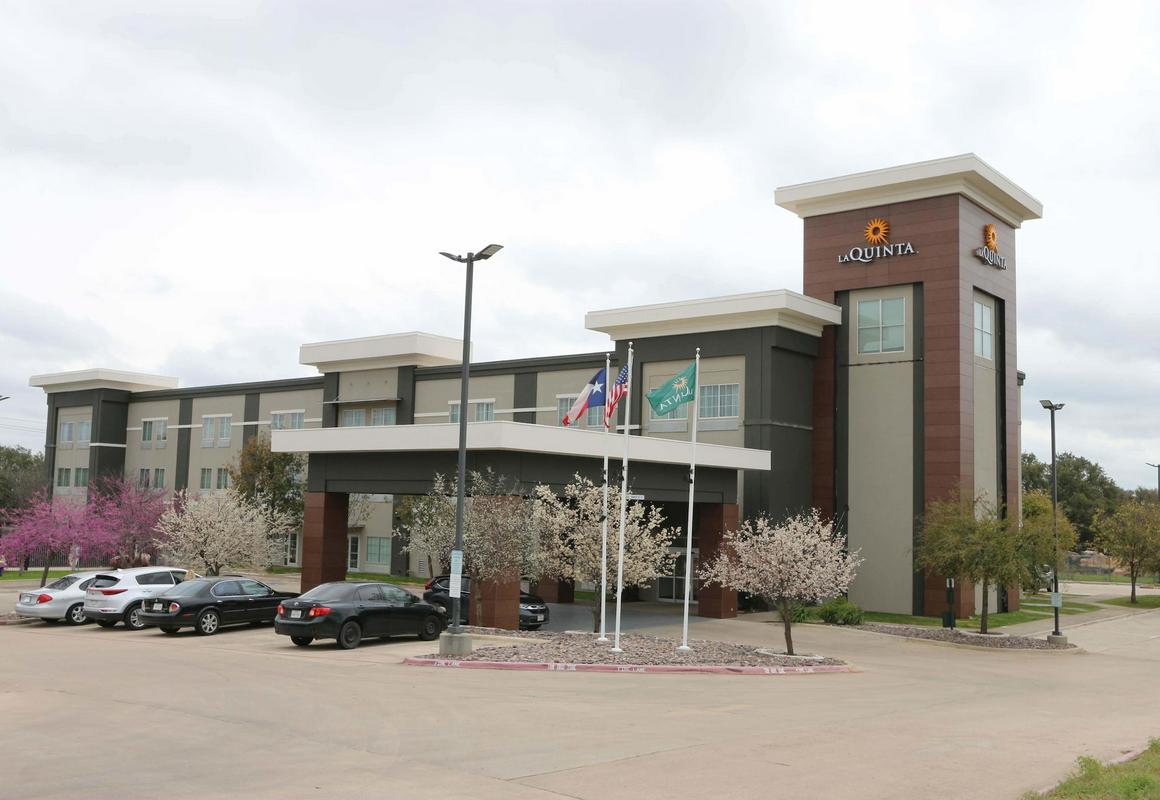 La Quinta Inn & Suites by Wyndham Austin NW/Lakeline Mall hotel hero