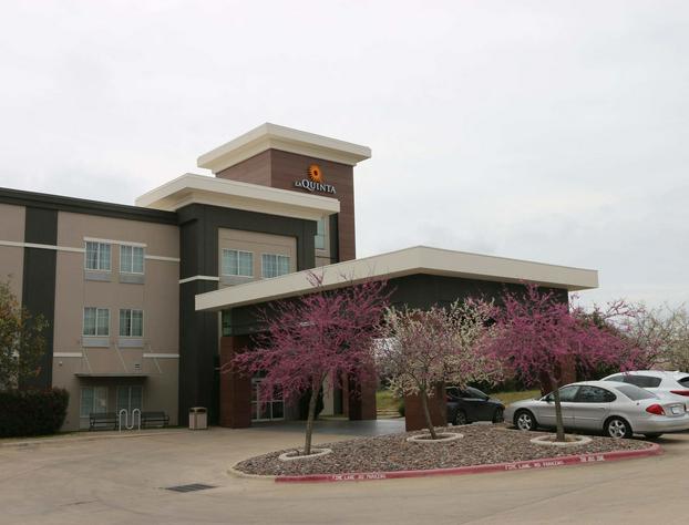 La Quinta Inn & Suites by Wyndham Austin NW/Lakeline Mall hotel detail image 1