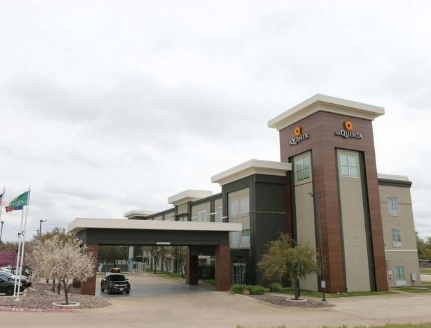 La Quinta Inn & Suites by Wyndham Austin NW/Lakeline Mall hotel detail image 2