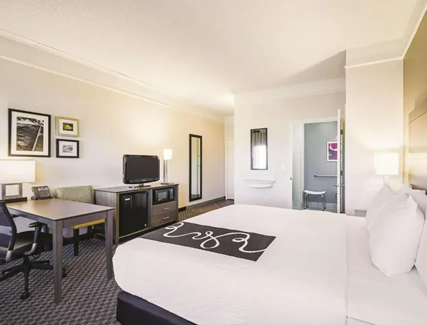La Quinta Inn & Suites by Wyndham Austin Near The Domain hotel detail image 3